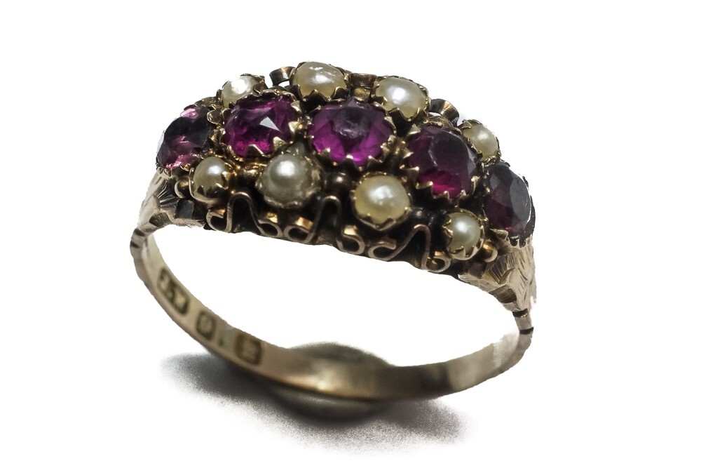 ANTIQUE VICTORIAN ENGLISH 9K GOLD ALMANDINE GARNET & SEED PEARL RING