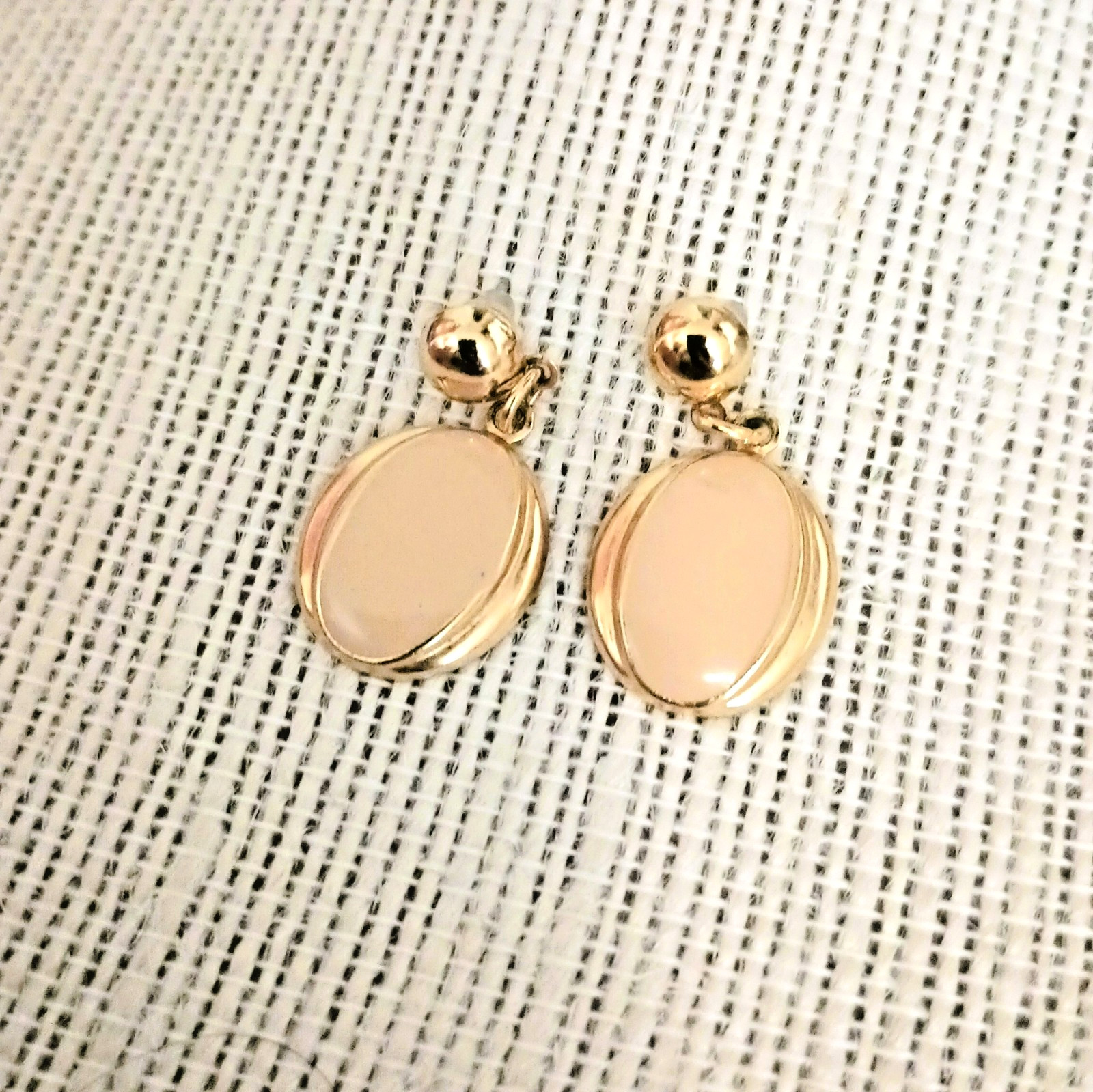 Peach Enamel Oval Drop Earring 1″ Gold Tone Post Retro Light Dangle Jewelry