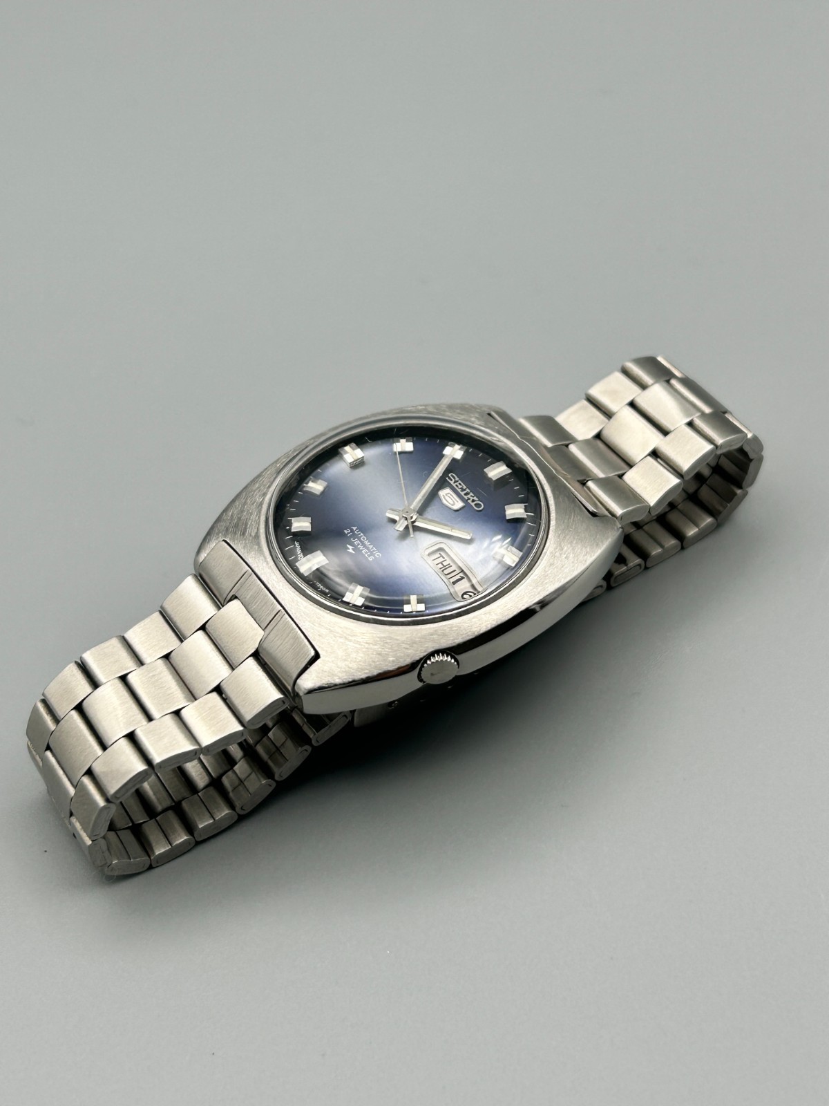 Vintage Seiko 5 Automatic Gradient Blue 21J Day/Date Men’s Wrist Watch Japan