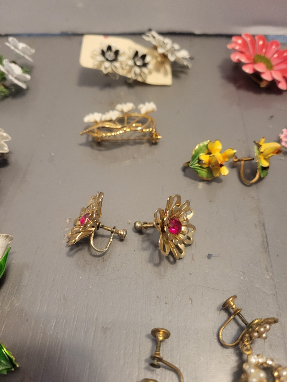 Vintage FLOWER POWER 11 ENAMEL/ METAL BROOCHES PINS And 7 Clip On Earring Pairs
