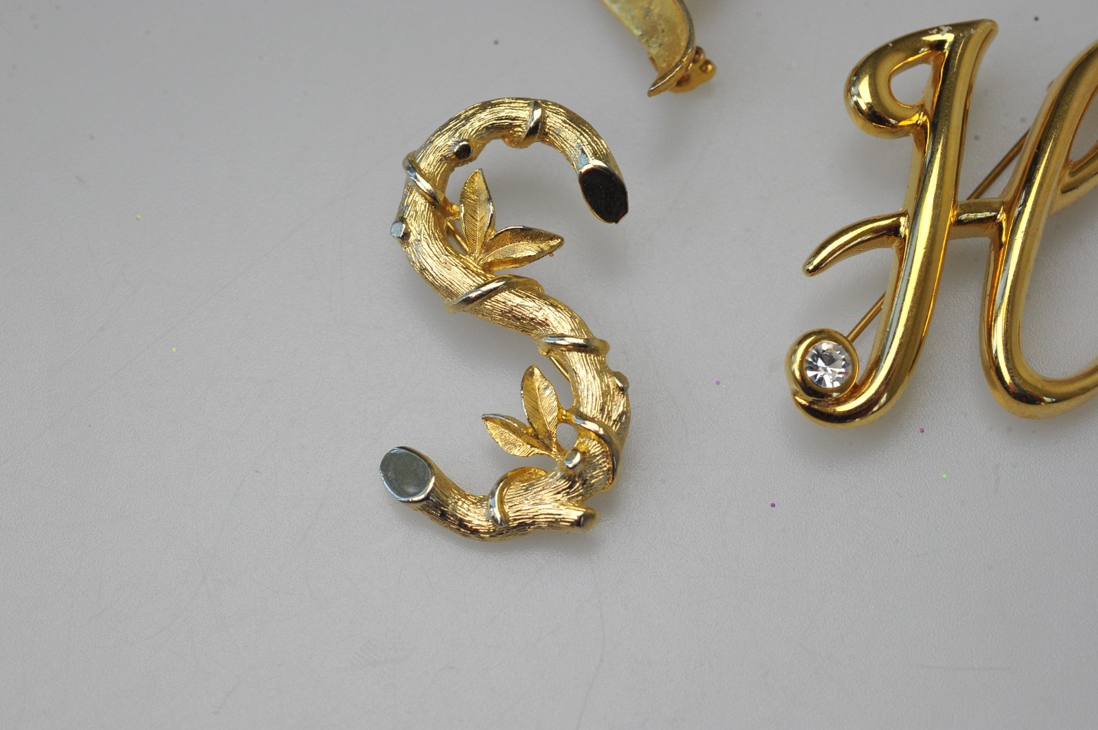 Vtg to now LOT brooch pin monogram initials some signed Monet AK Sarah AJ27