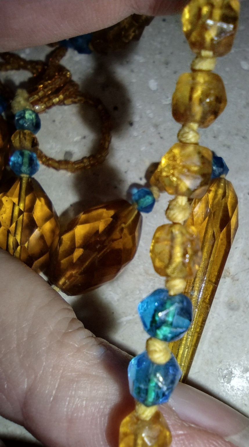 Authentic 1920s Art Deco Hand-Knotted Molded Glass Sautoir Flapper Necklace