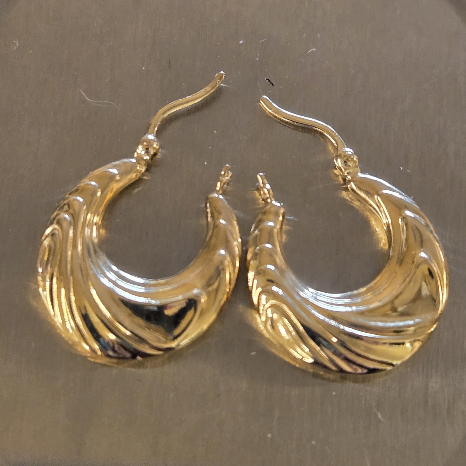 14K Yellow Gold Textured Wave Hoop Earrings Solid 585 Gold Vintage 1.6 g