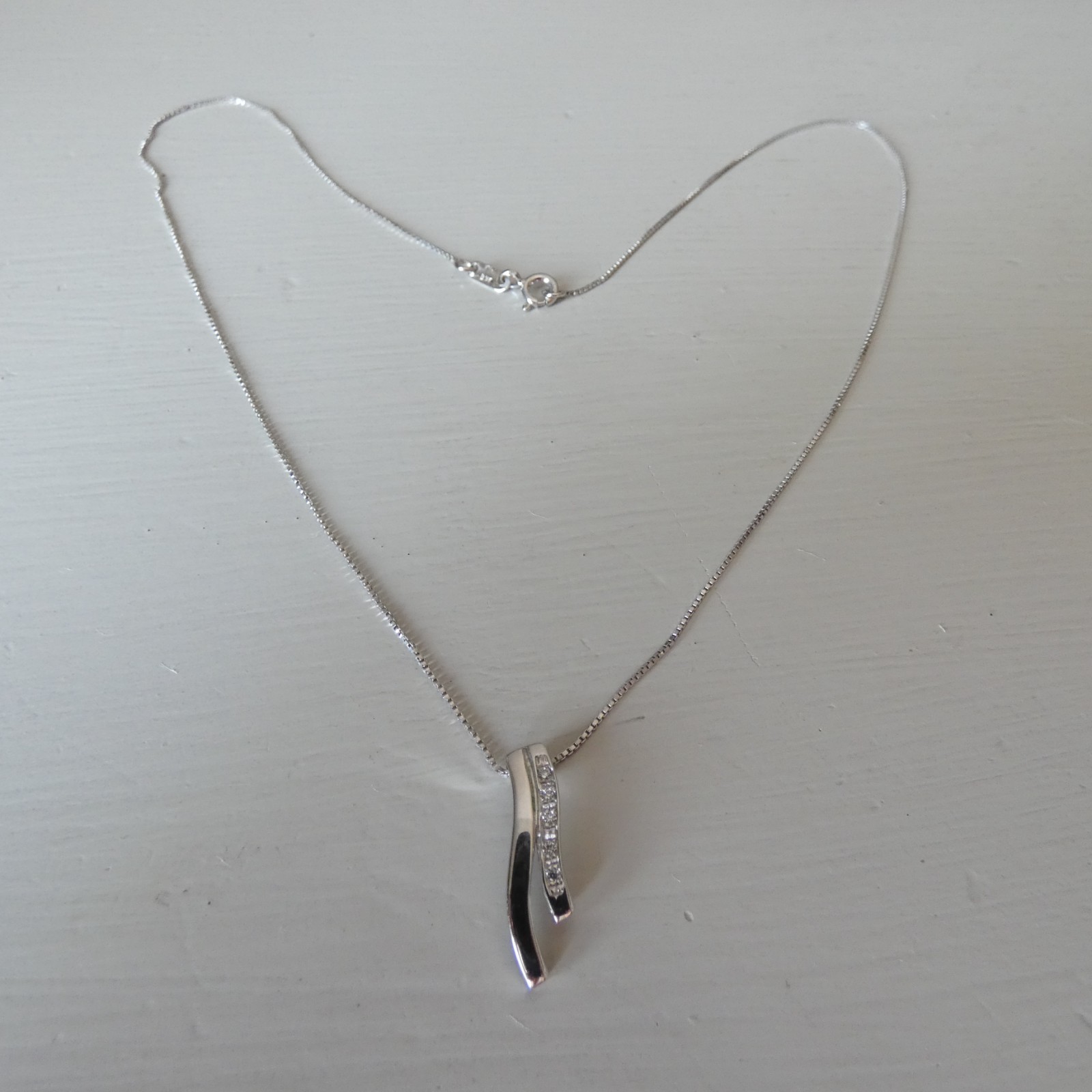 9ct White Gold Pendant Necklace Clear Stones 375 Box Chain 16″ Wave Ribbon