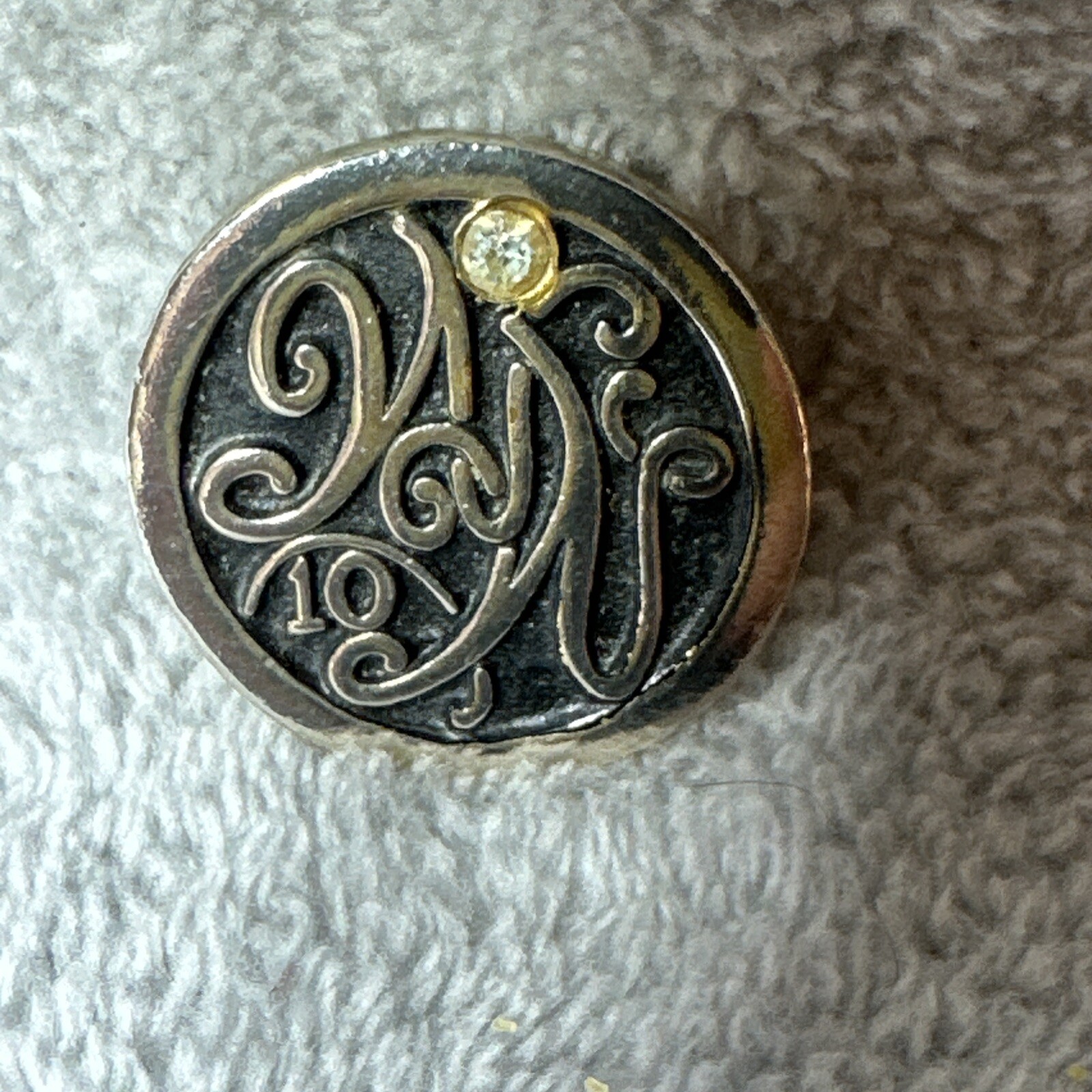 W-W Vintage 10LB Lost Gold Tone Lapel Pin