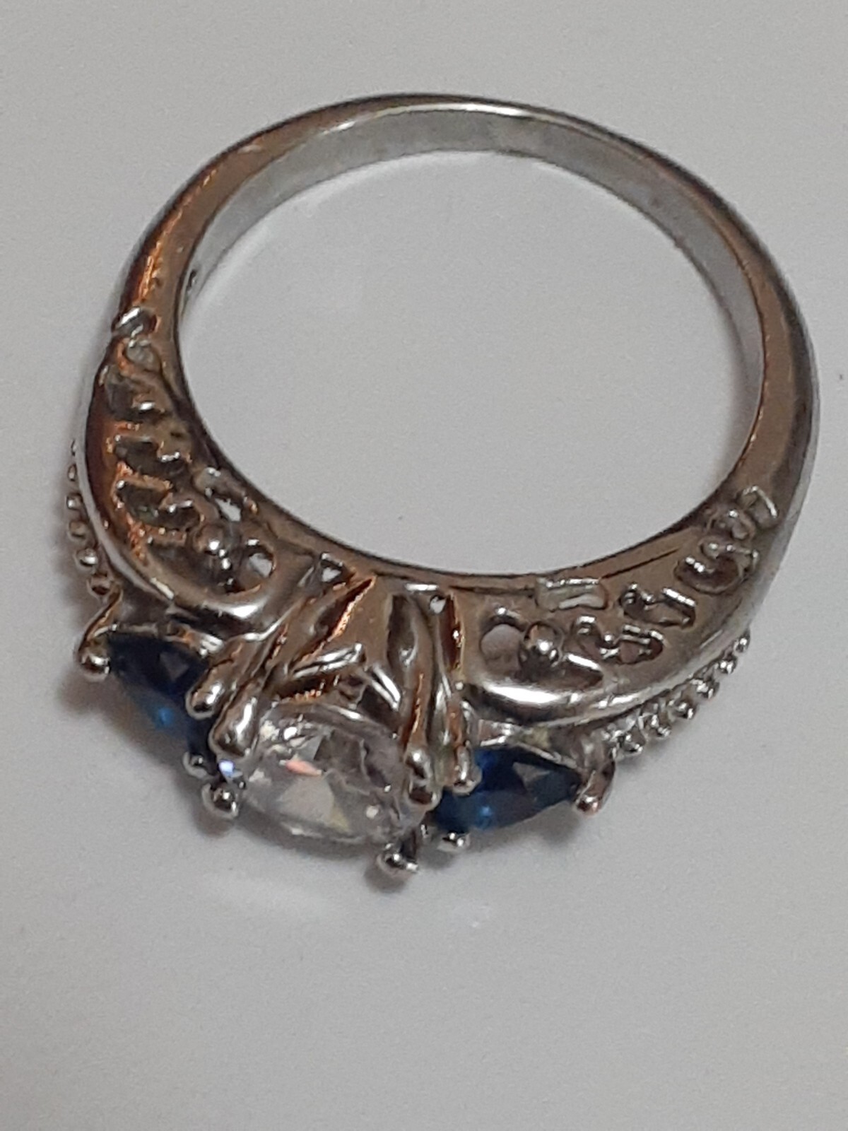 blue & white/colorless prong set stone trio Silvertone ring size 6.5