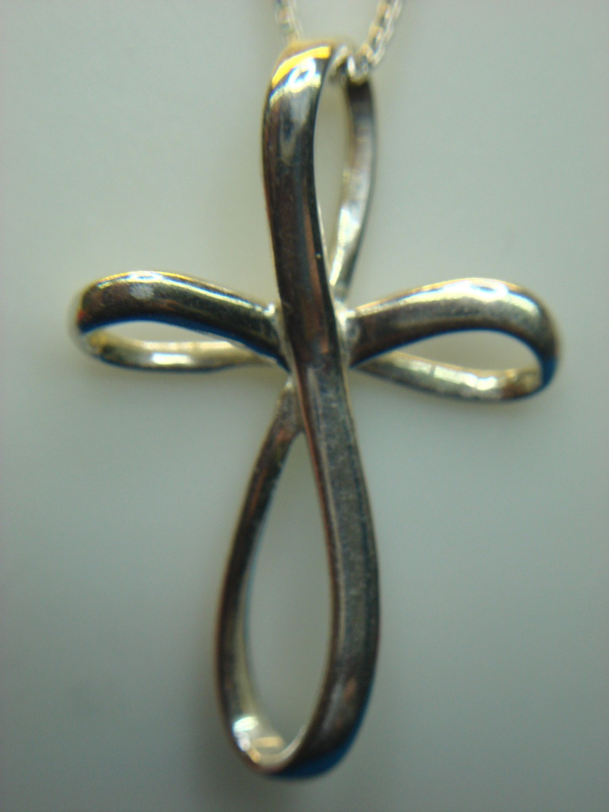 STERLING SILVER MODERN STYLE CROSS PENDANT WITH 18″ STERLING SILVER CHAIN