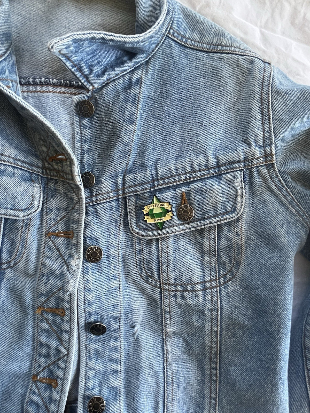 The Sims – PlumbBomb Icon “I’m Feeling Happy” Simlish Video Games Enamel Pin
