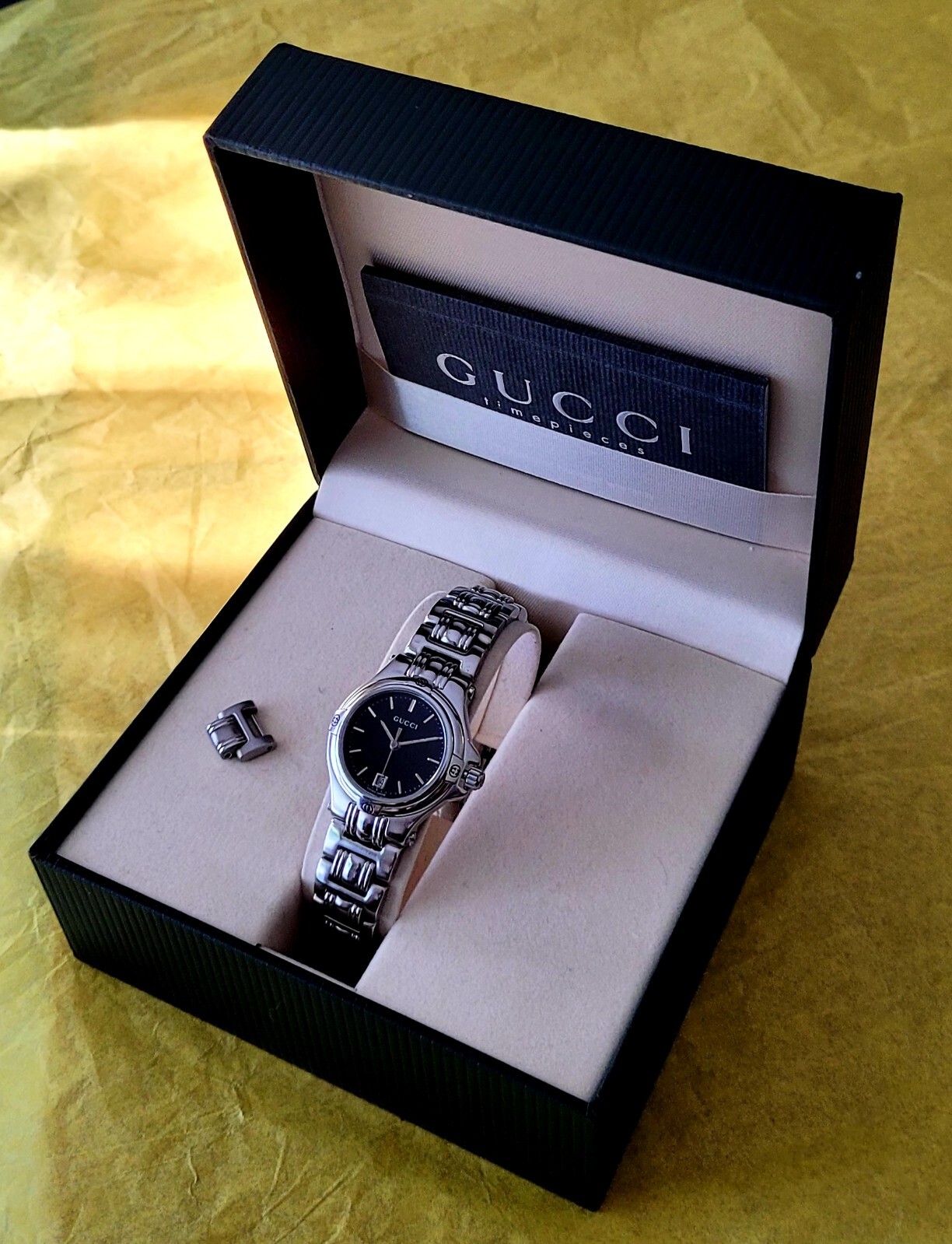 Gucci 9040L Ladys💃Authentic,Near Mint,Scratch Free Crystal,Absolutely Beautiful