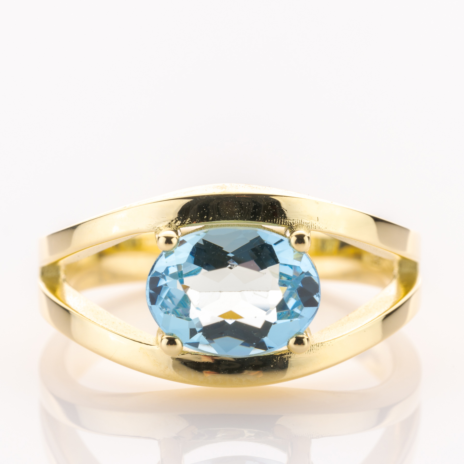 14k gold ring with an aquamarine