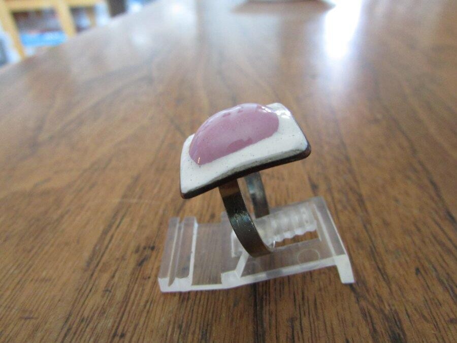 Vintage circa 1970s mod pop art enamel ceramic pink & white ring adjustable