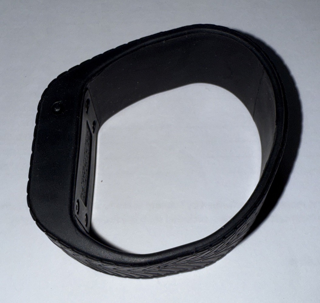 HOT WHEELS KIDS’ WRISTWATCH, WATCH – BLACK RUBBER “TIRE TREAD” BAND- M00