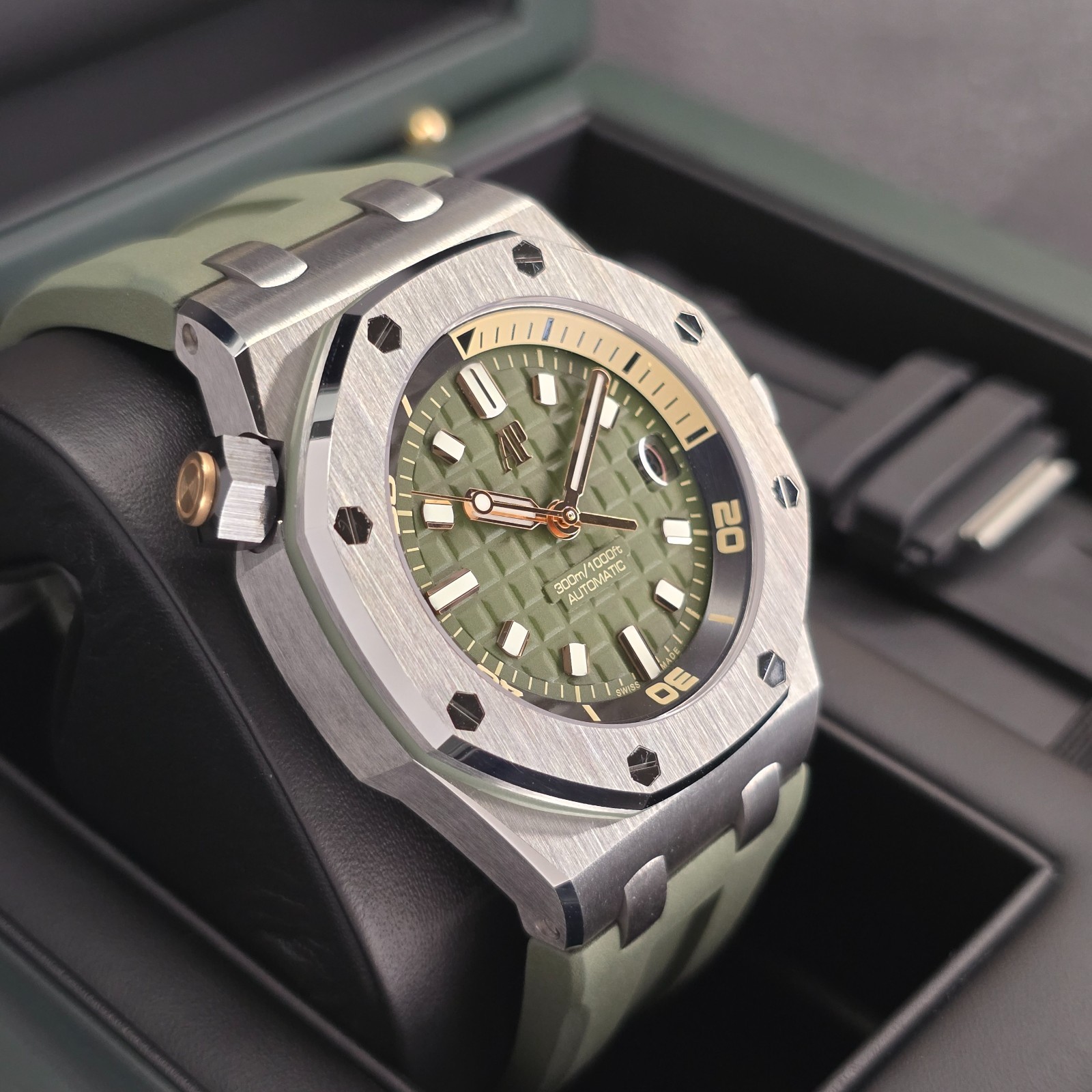 AUDEMARS PIGUET ROYAL OAK OFFSHORE DIVER KHAKI DIVER 15720ST 42MM WARRANTY B&P