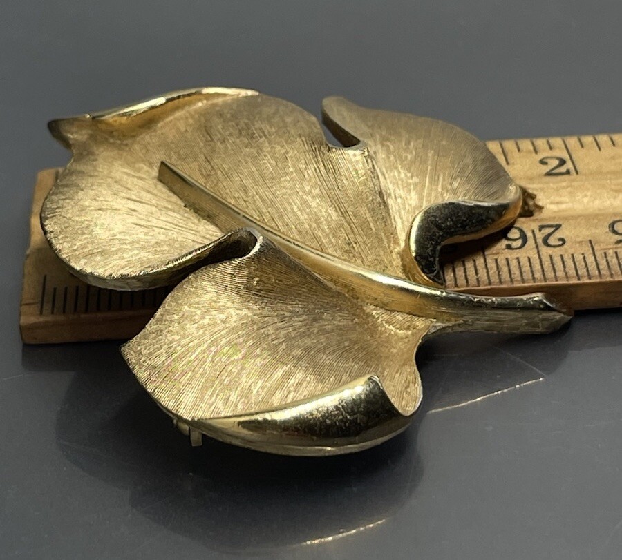 Vintage Crown Trifari Brushed Shiny Gold Tone Leaf Plant Brooch Pin 1 3/4”