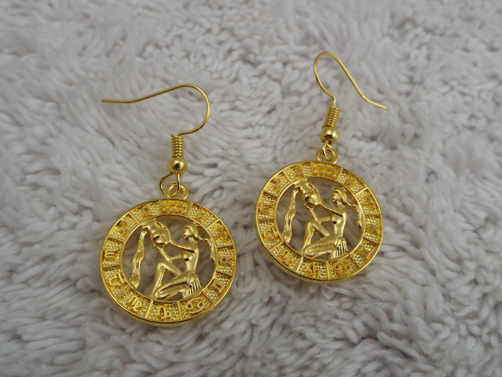 Goldtone Zodiac Aquarius Water Bearer Pierced Earrings (B43)