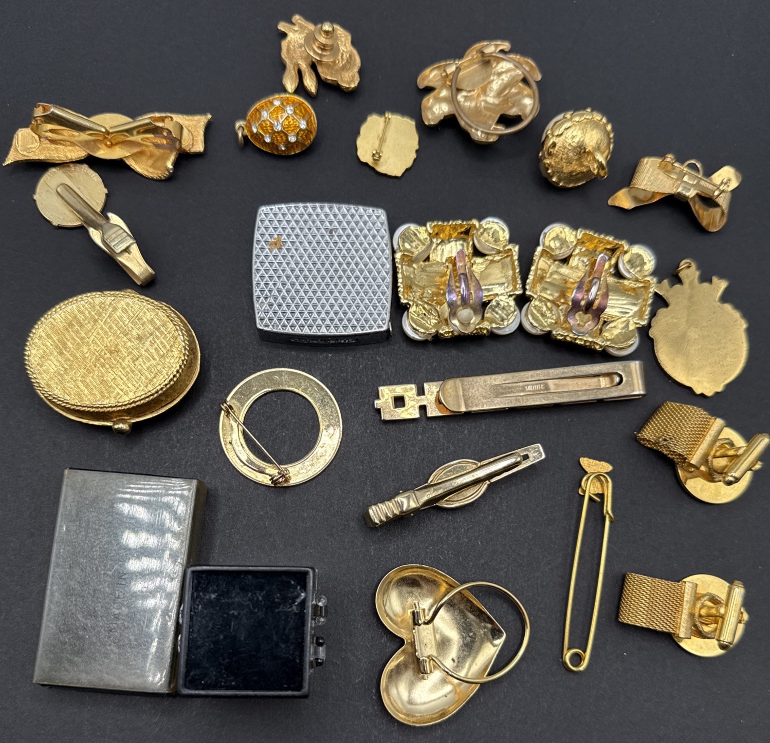 Lot Of Vintage Jewelry Accessories And Other Fun Things Mostly Gold Tone J4