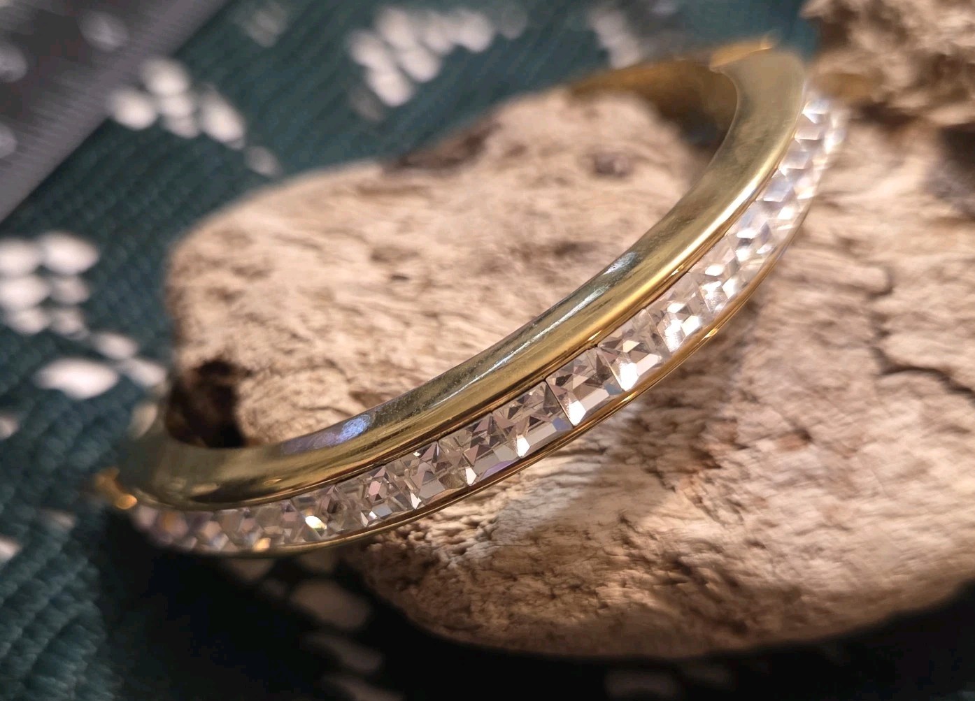 VTG Goldtone Rhinestone Designer Runway Bracelet Hinged Bangle Cuff 5.5″ 14Cm V1
