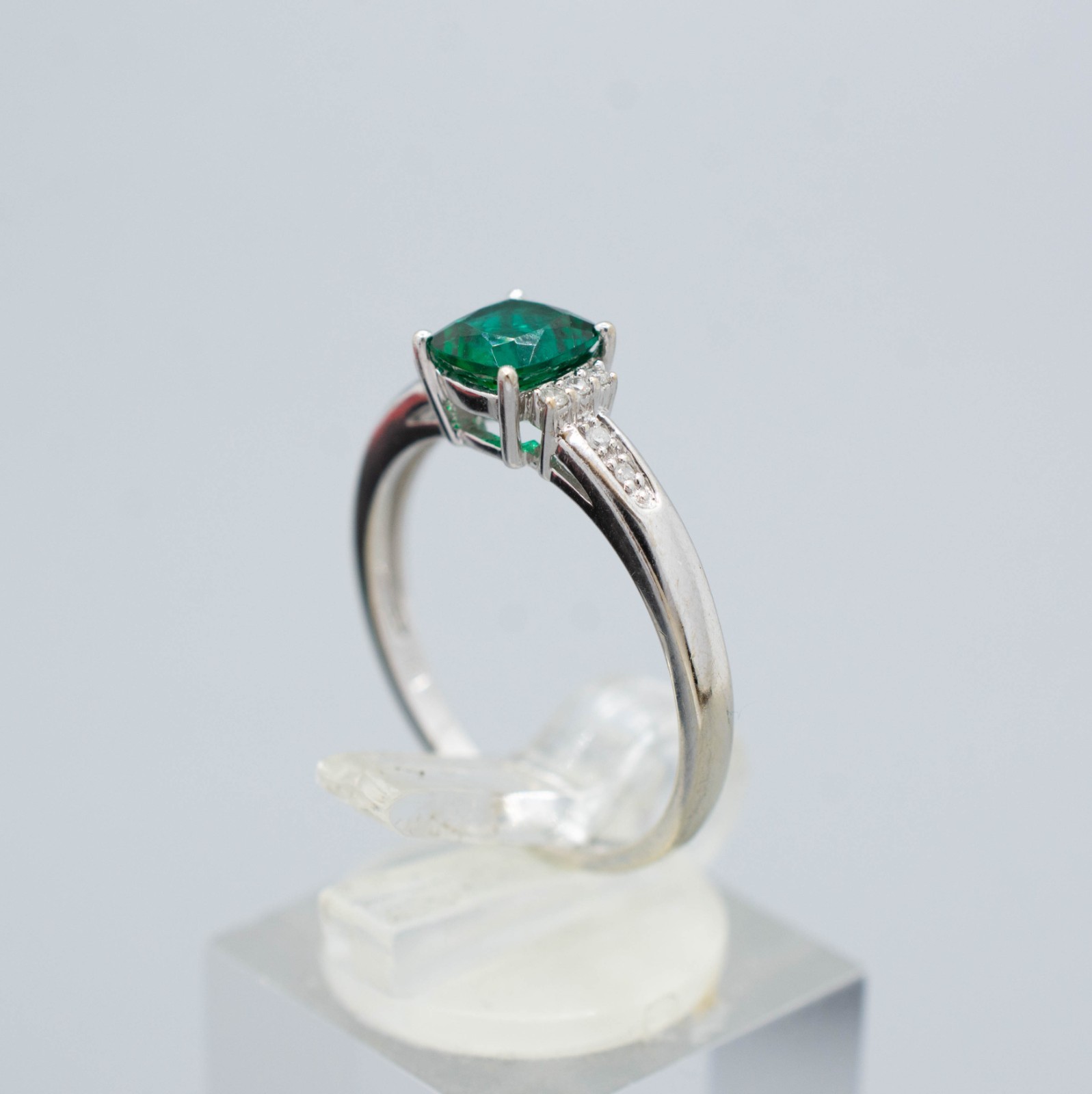 (MA4) 10K White Gold Stone & Diamond Ring .10 ctw 2.4 Grams Size 8.75