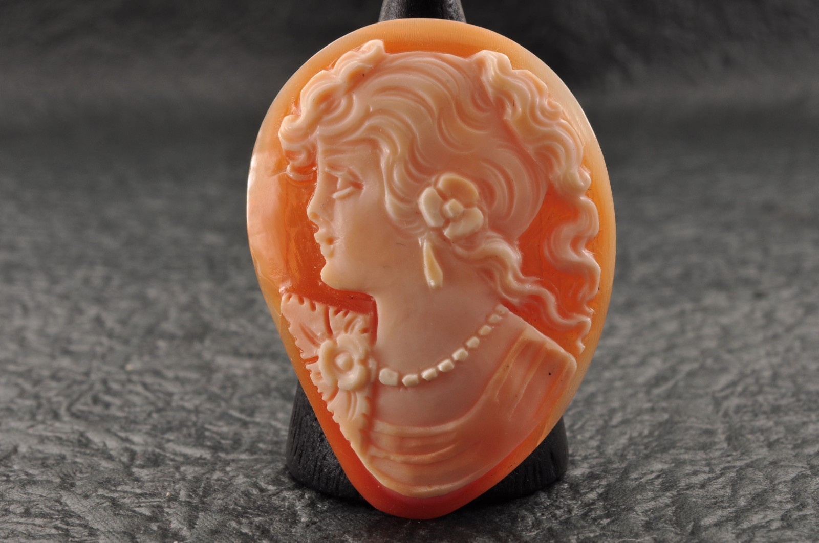 8 items , vintage shell cameo White and brown color (Total 222.5ct) with case.