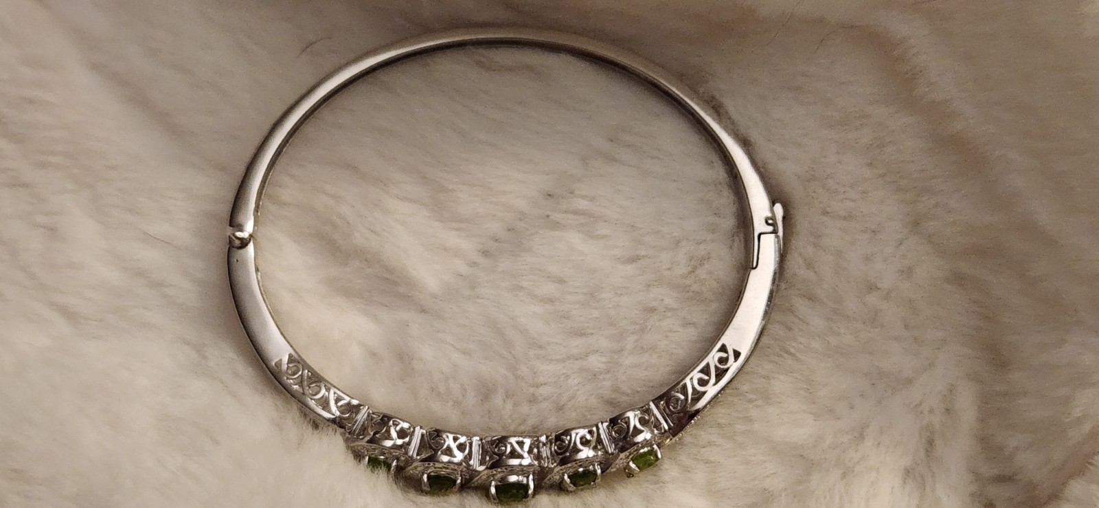 Signed STS Karis Green Gemstone Hinged Bangle 7.5” Bracelet New