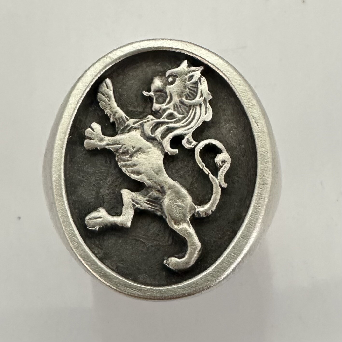 MJG STERLING SILVER LARGE RAMPANT LION OVAL TOP RING @ 1″. 26 GRAMS. SIZE 10+