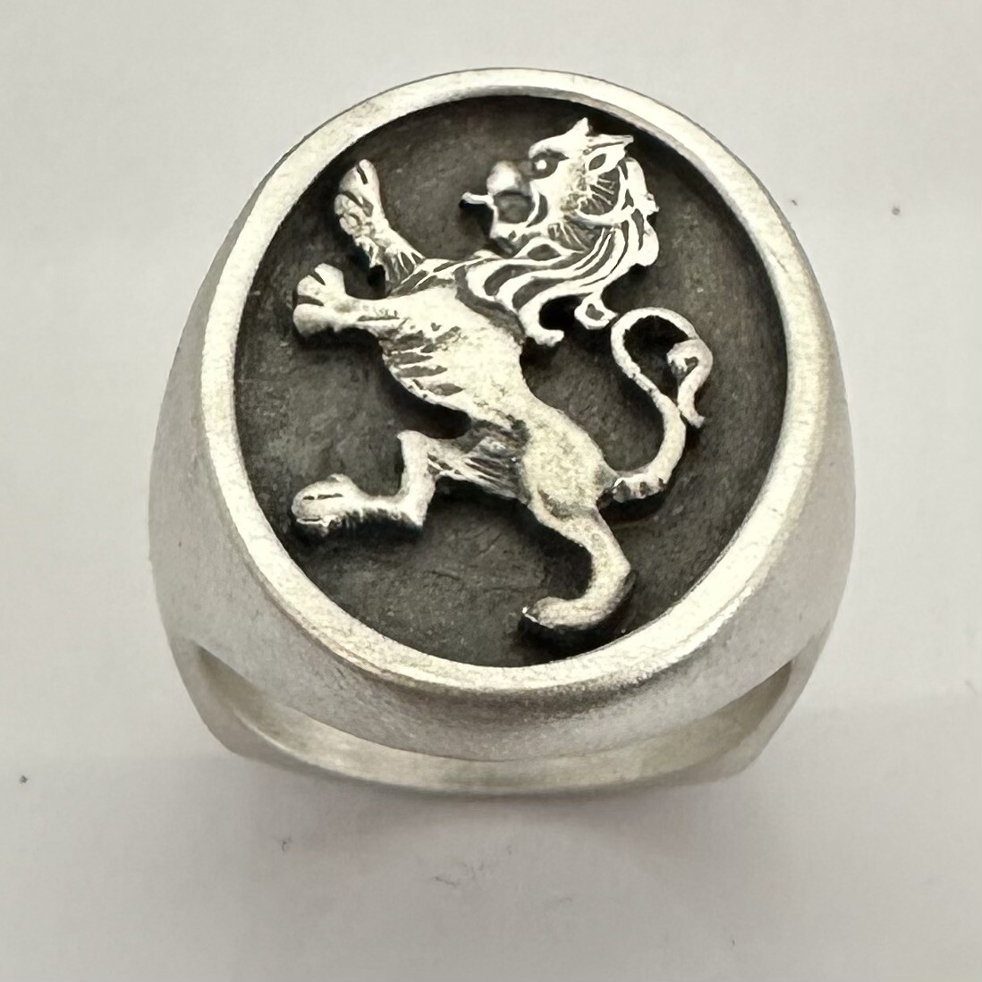 MJG STERLING SILVER LARGE RAMPANT LION OVAL TOP RING @ 1″. 26 GRAMS. SIZE 10+