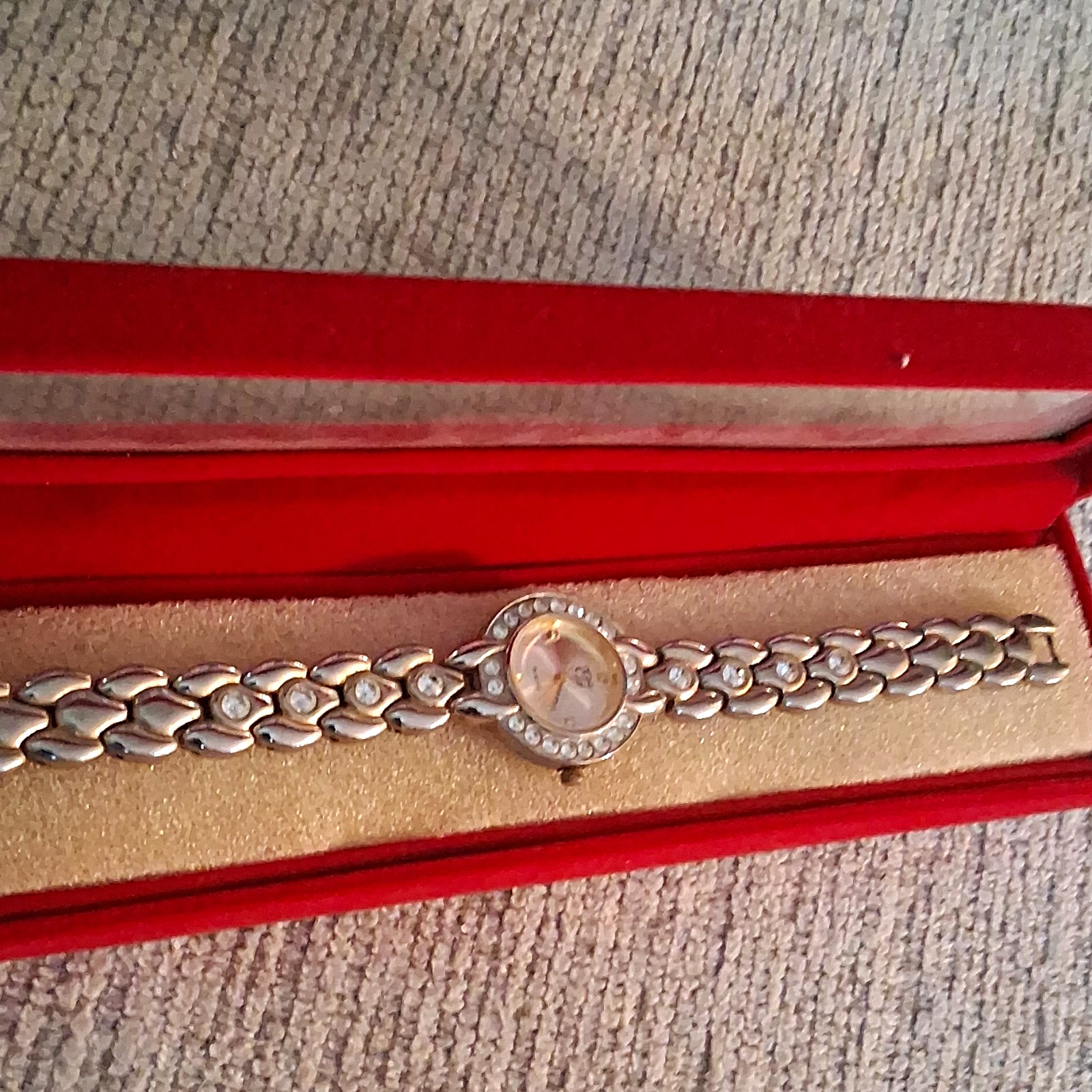 Women’s Gold Tone Quartz Bracelet Watch White Roman Dial Fixed Silver Bezel Box
