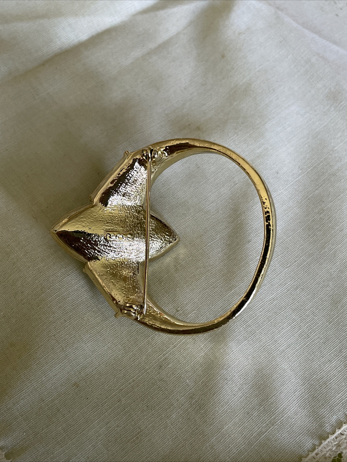 Vintage AJC Gold Tone Ring Style Pin Brooch VV-32
