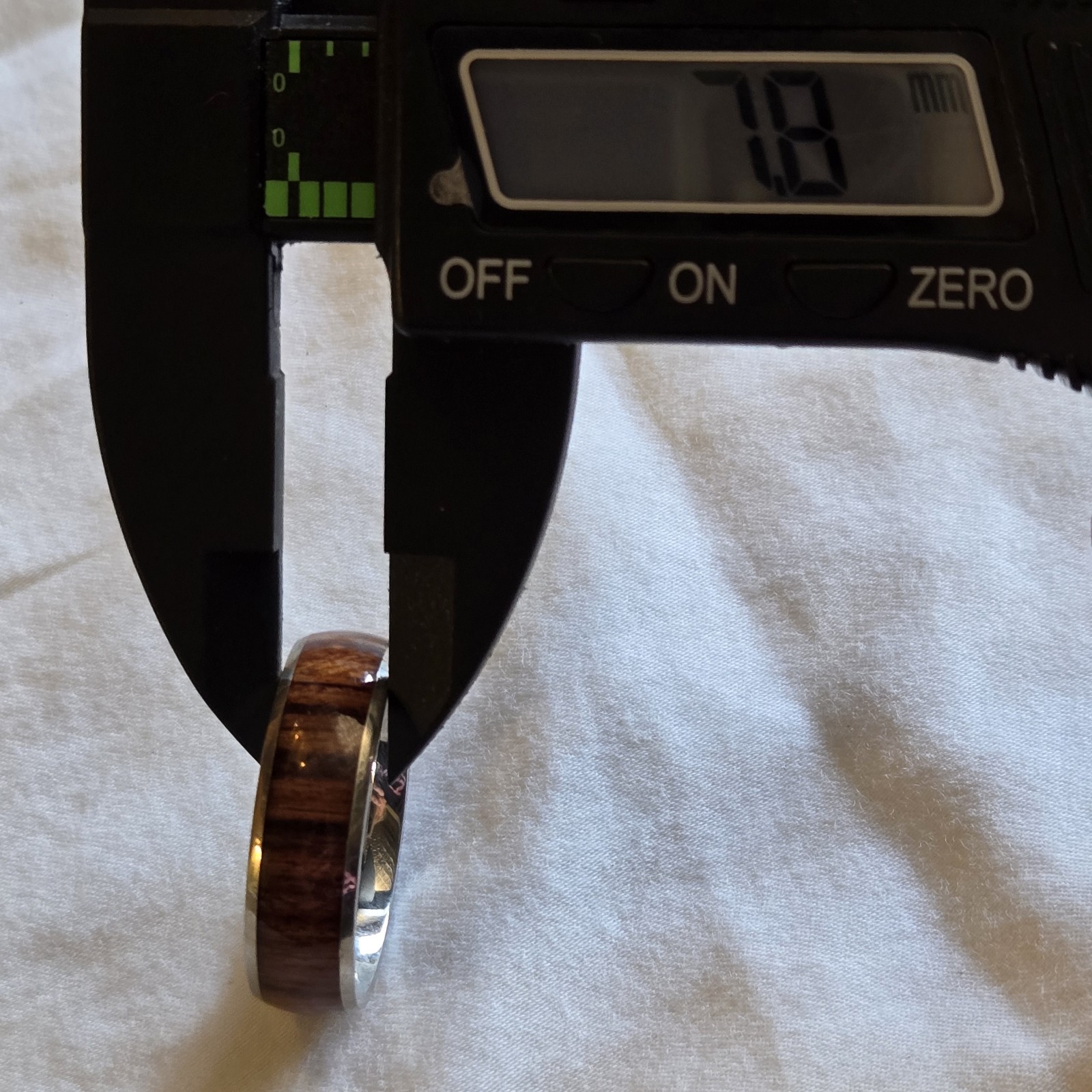 Mens Titanium & Wood Grain Design Ring Lightweight Sz 14.5