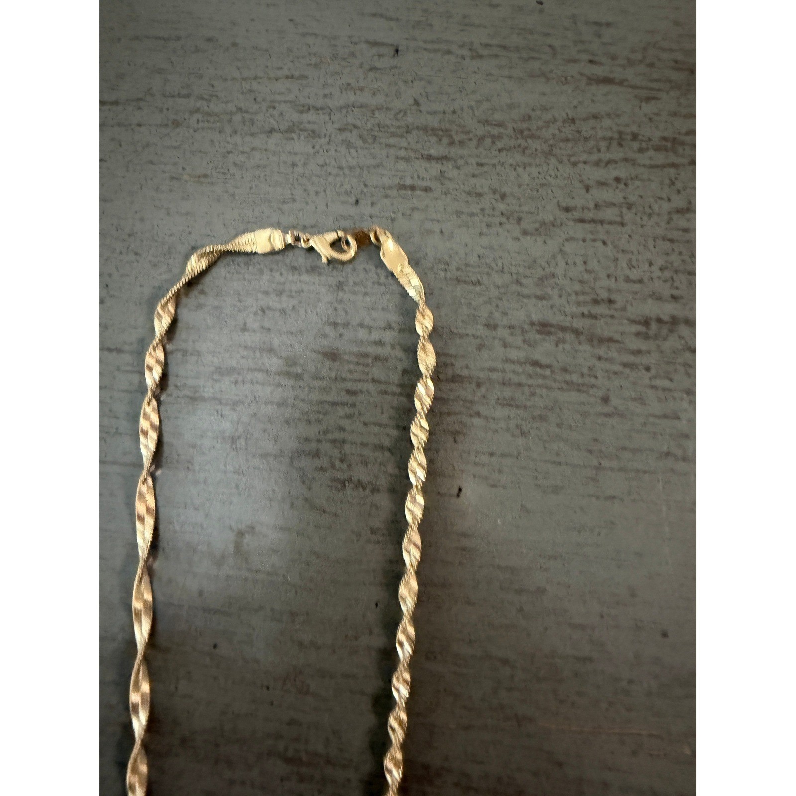 Vintage Gold Tone Twisted Singapore Chain Frosted Glass Heart Pendant Necklace
