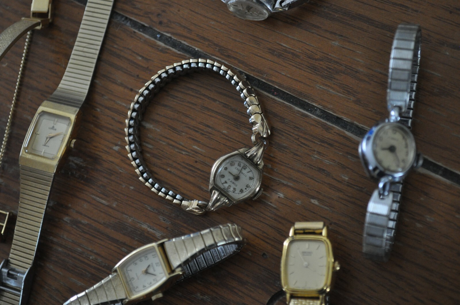 Lot 7 womans Watches Timex Citizen Pulsar Seiko Cromwell Bulova Lorus Vintage
