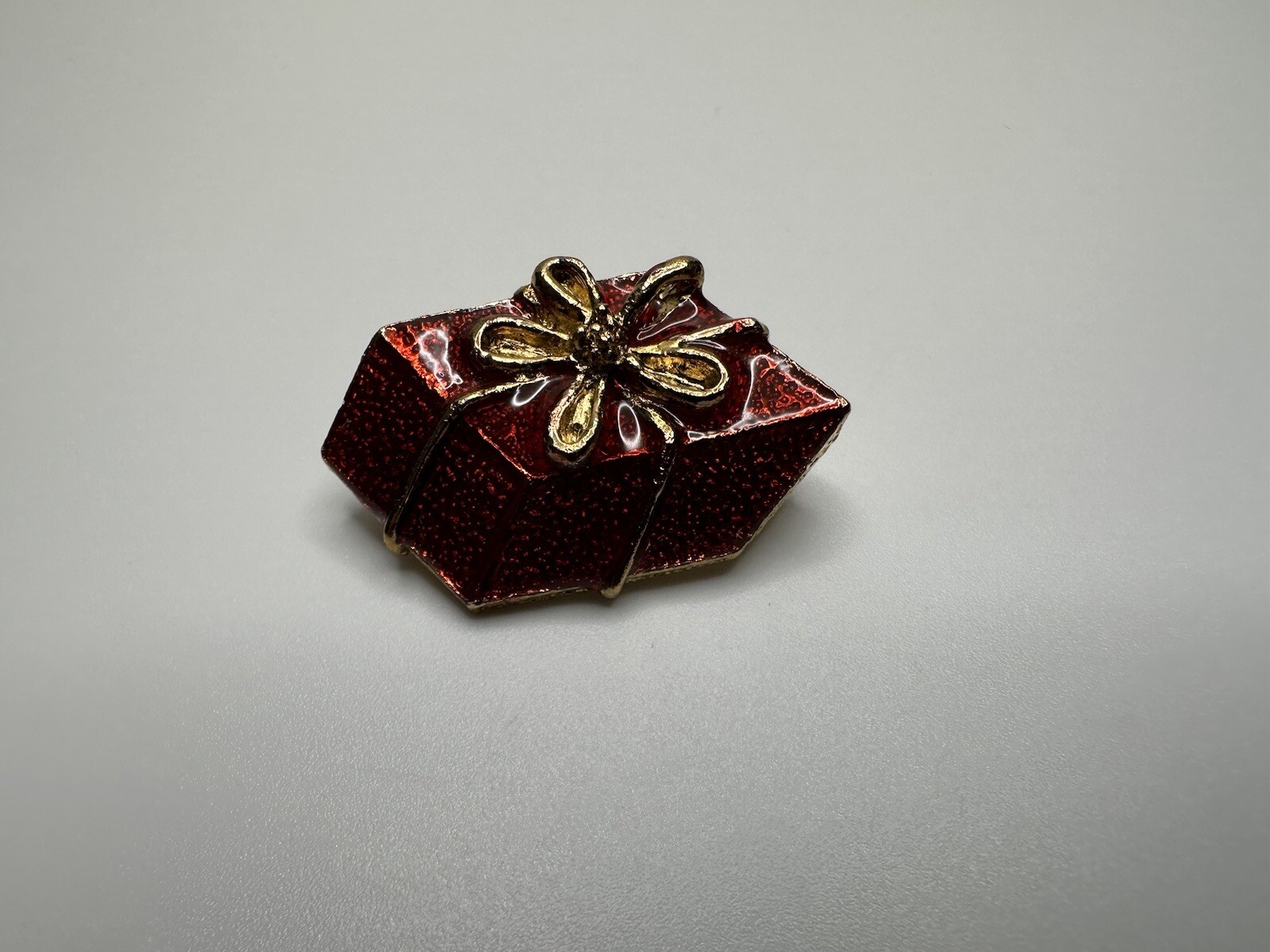 Vintage Gold Red Enamel Present Brooch Pin 3.6cm JB17
