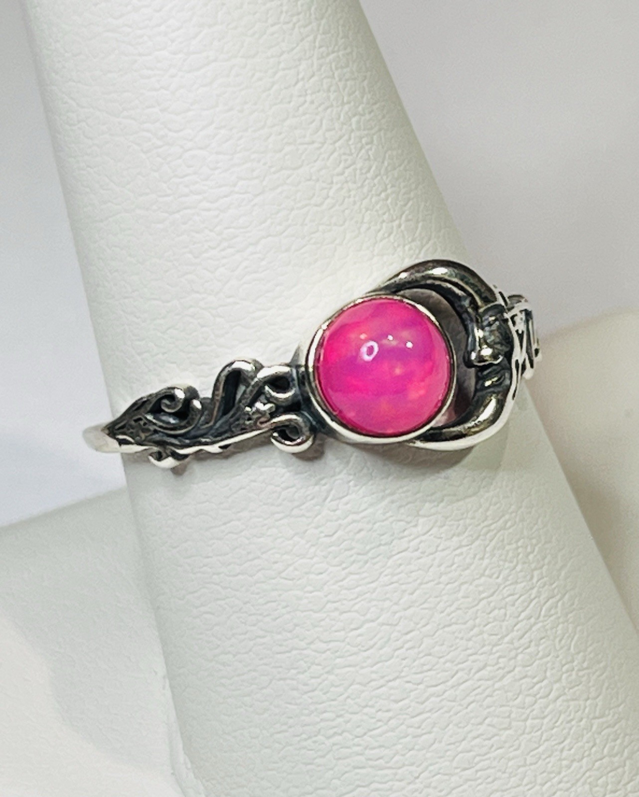 Vintage 925 Sterling Silver Natural Pink Rainbow Opal Man In Crescent Moon Ring