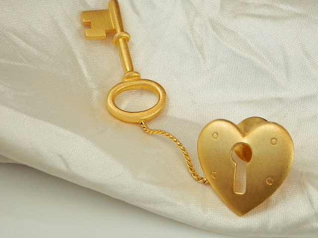 Super Cute More Modern Gold Tone Key To My Heart Push Pin 213C