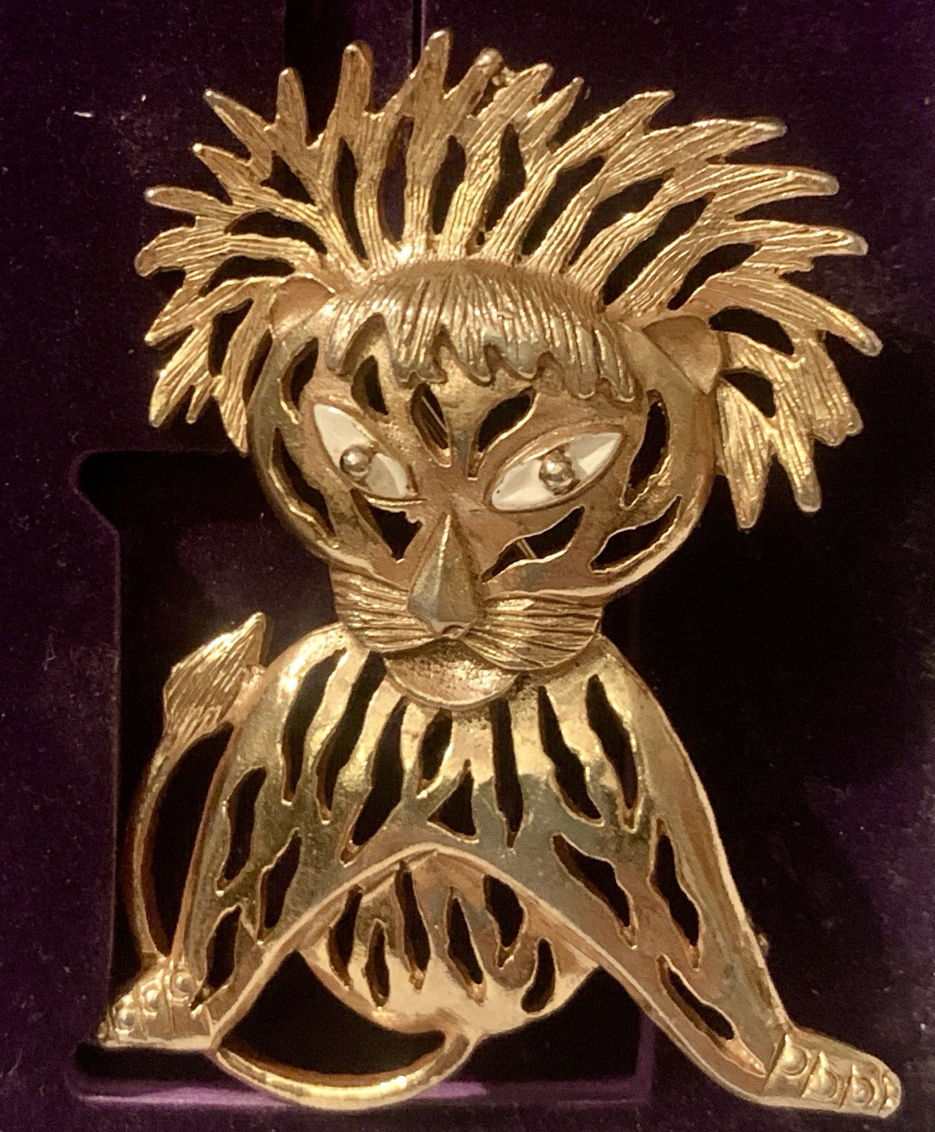 1970s Dramatic Goldtone Openwork Brooch .Enamel Eyes .27 Grams