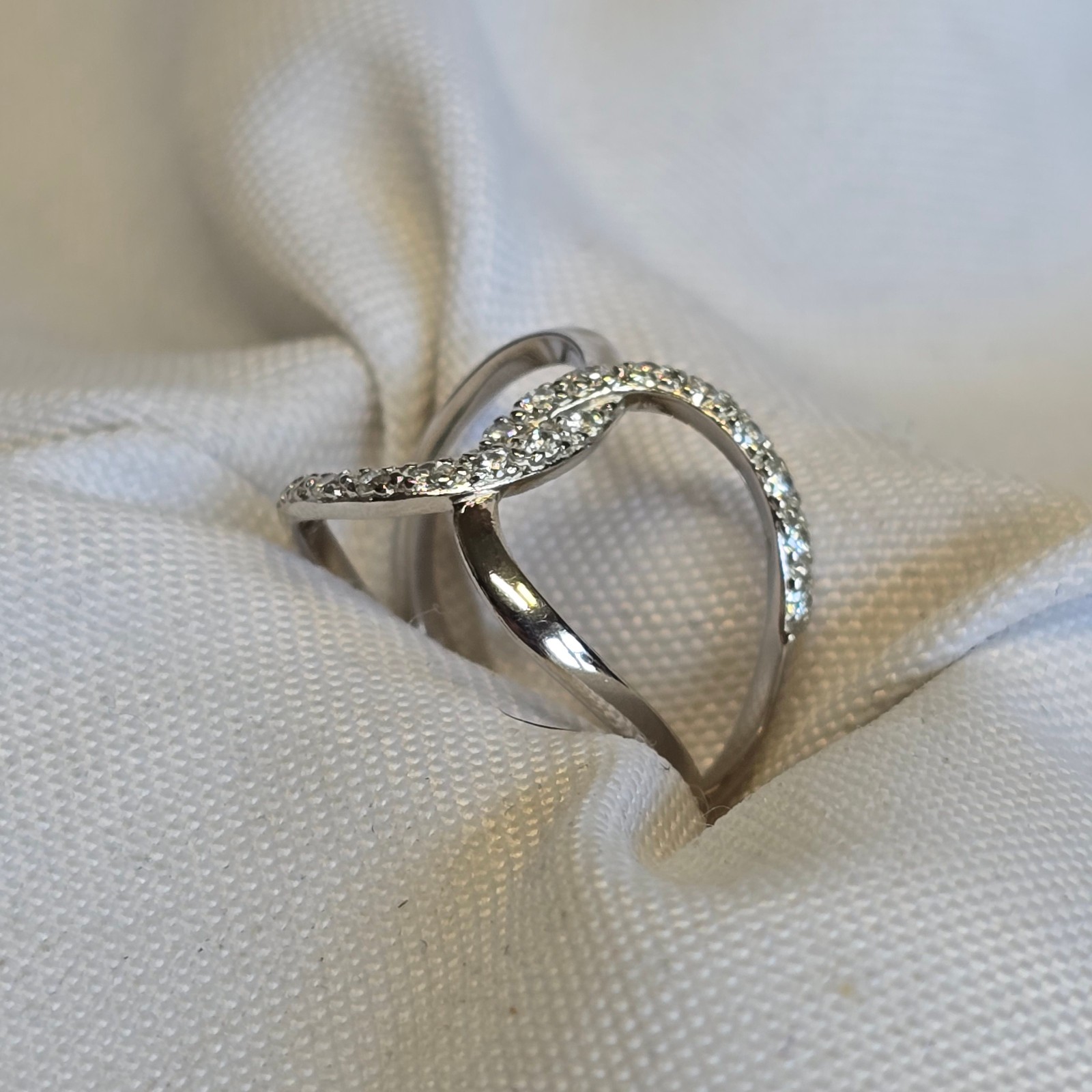 Sterling Silver Ring 3.17g Fine Jewelry Size 8 Band Clear Stones *READ*