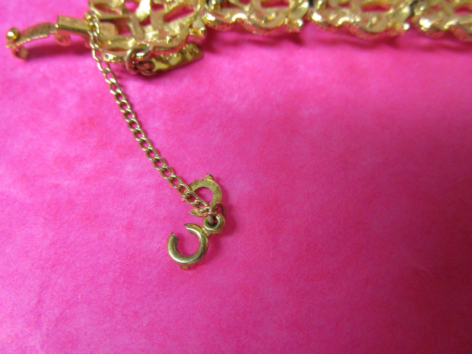 Vintage Textured Stylized Openwork Monet Bracelet With Safety Chain Gold Tone 7″