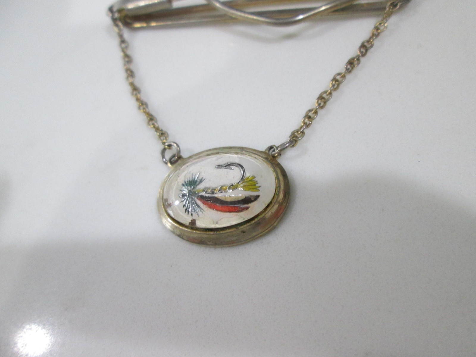 Vtg Men’s Tie Clip/Tie Barw/Chain Pendant – Fishing Hook/Lure