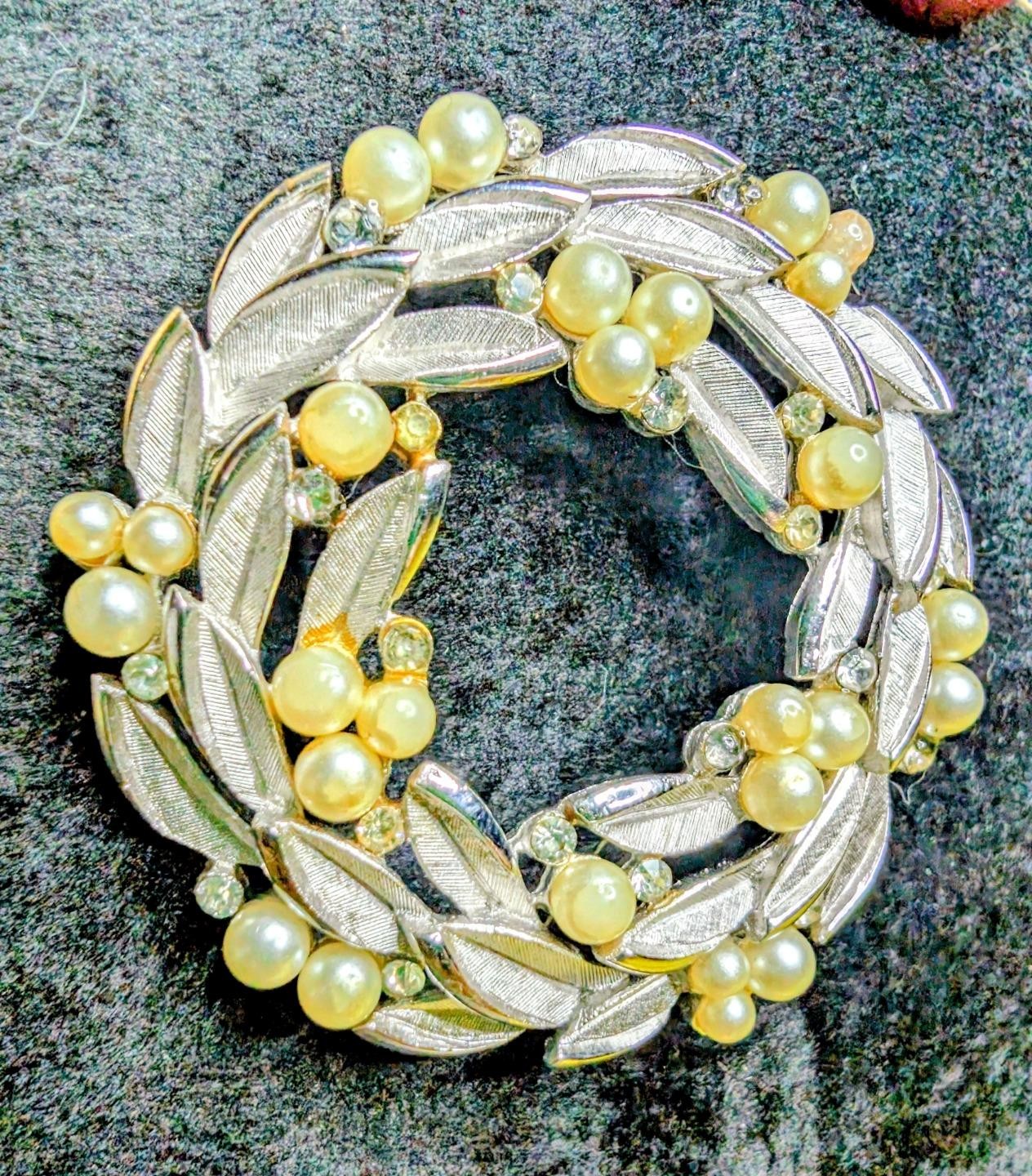 Vintage Trifari Pearl Rhinestone Leaf Wreath Brooch Signed © Mid Century Bling T