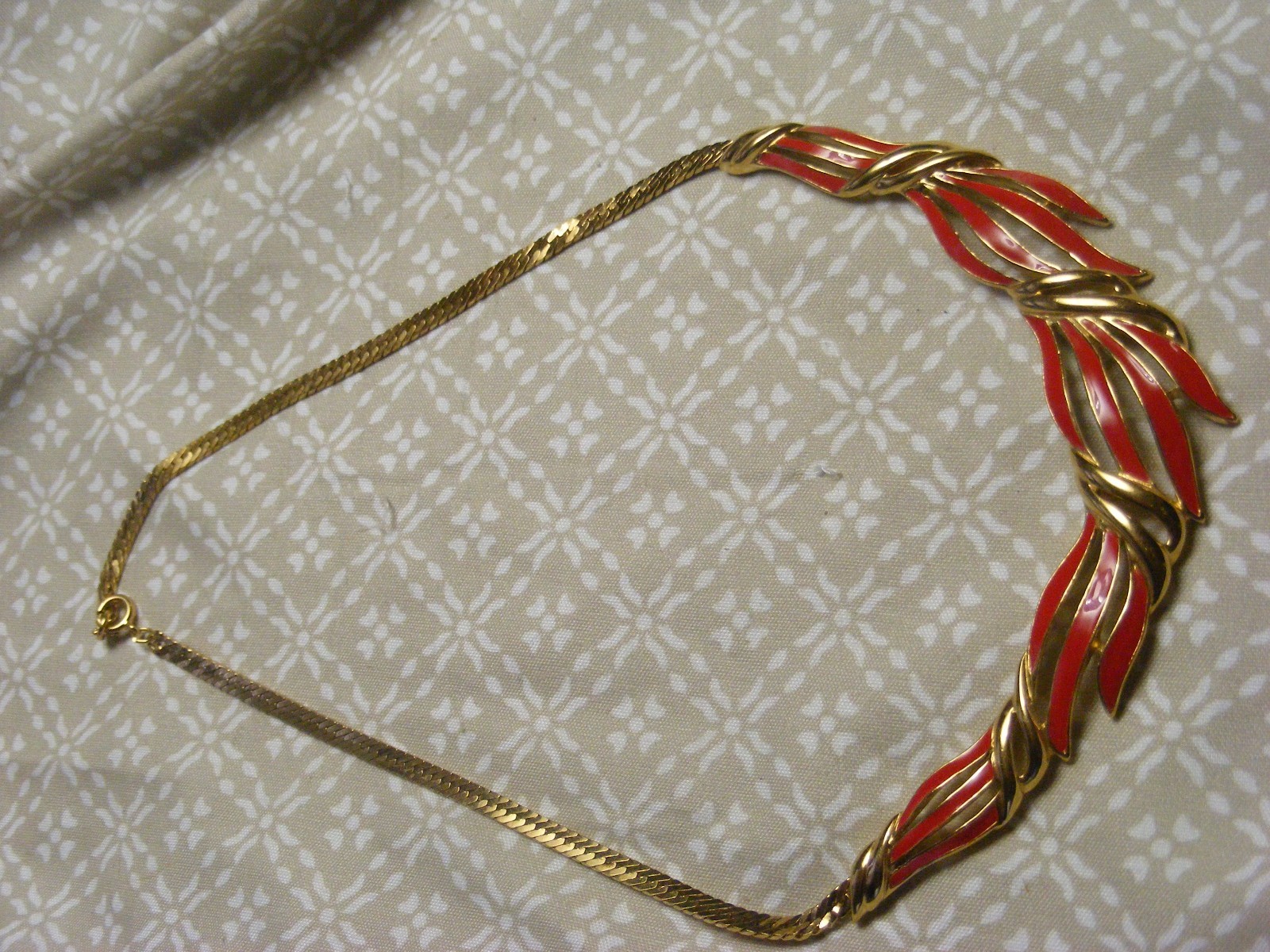 70S TRIFARI NECKLACE RED ENAMEL FEATHER GOLD SERPENTINE CHAIN DISCO ERA JEWELRY