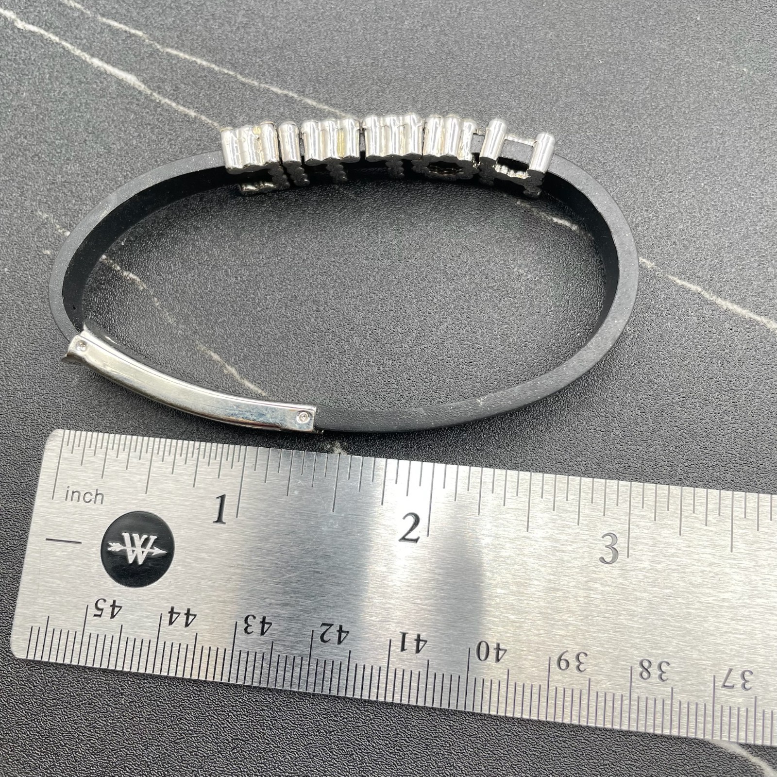 Y2K Silver-Tone Classic Rhinestone Rubber Slider Charm “HOTTIE” Buckle Bracelet