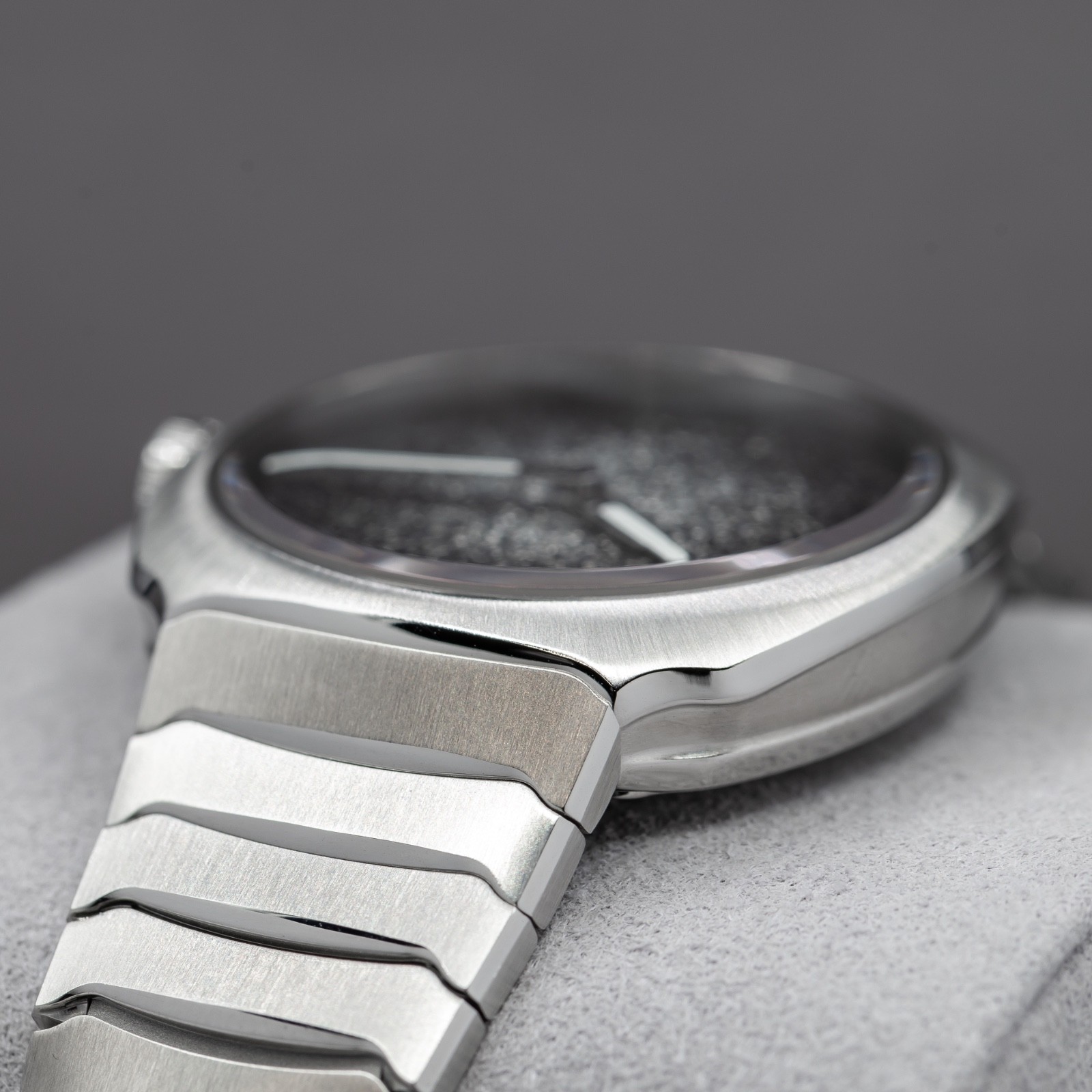 H. Moser & Cie. Streamliner Two Hands, Silver frosted dial Full Set 2026!