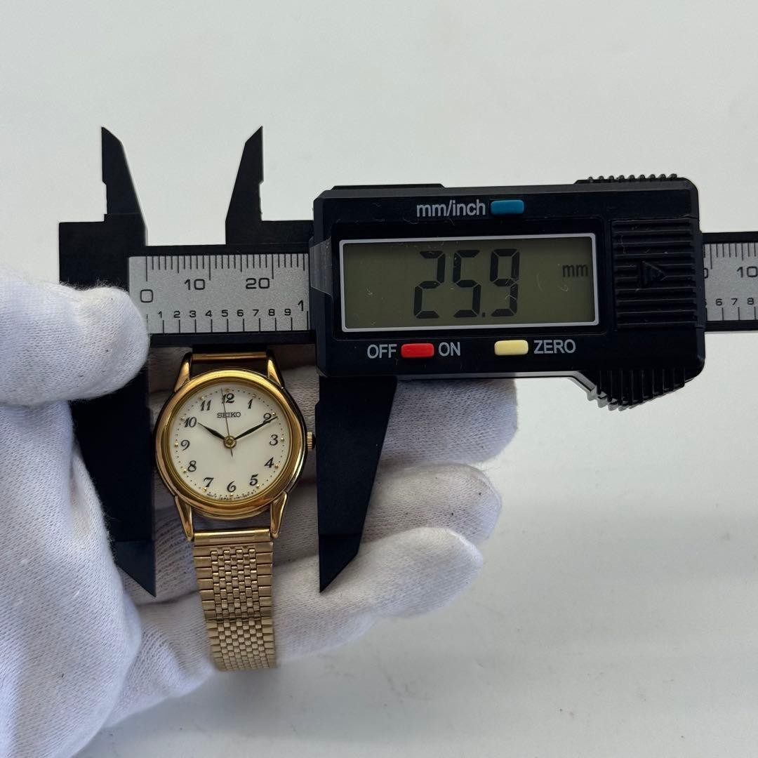 SEIKO new battery wristwatch working item V701 1930 bracelet