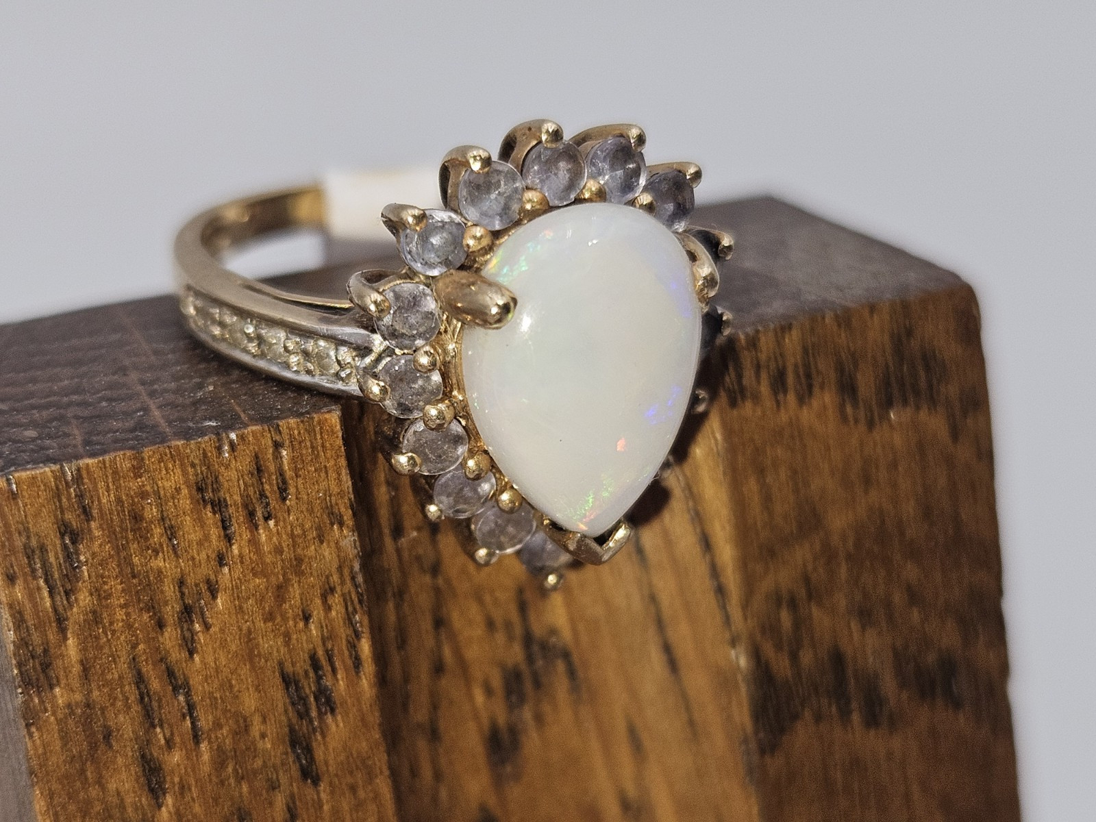 10k Opal And Diamond Ring Size 3.85-4. 3.06 Grams