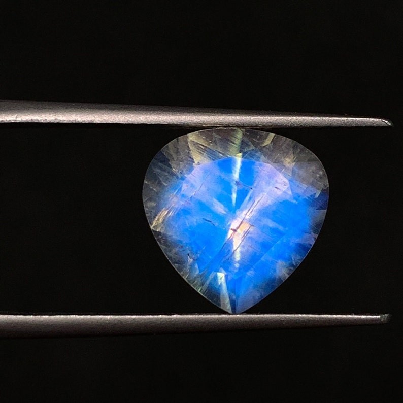 AAAAAAAA Mazing Blue Fire Rainbow Moonstone Heart Shape Faceted Cut Size 11 mm