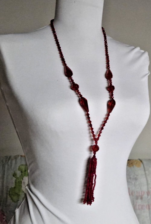 Flapper Style Necklace Ruby Red Bead Plastic Faceted 18″ Tassel Lariat Sautoir