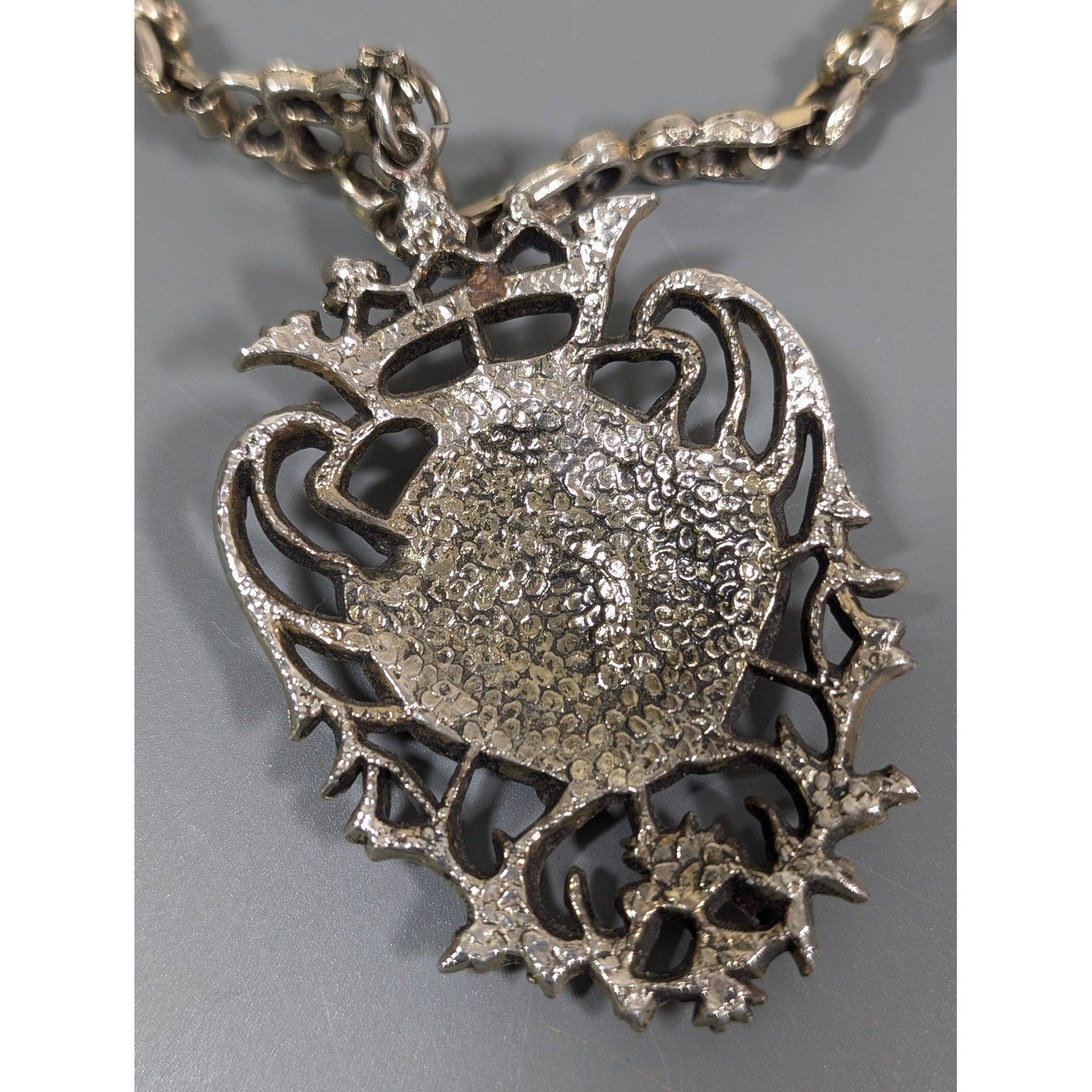 Vintage Heraldic Crest Pendant Necklace Antiqued Gold Tone Coat of Arms 18.5″