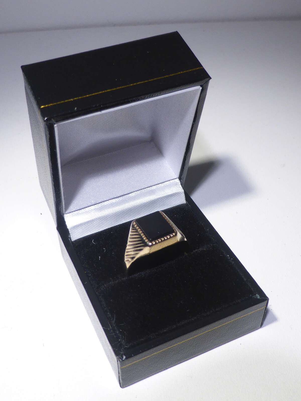 9ct Gold Signet Ring Jet UK Hallmark 1969 AJ Size T 1/2 Boxed