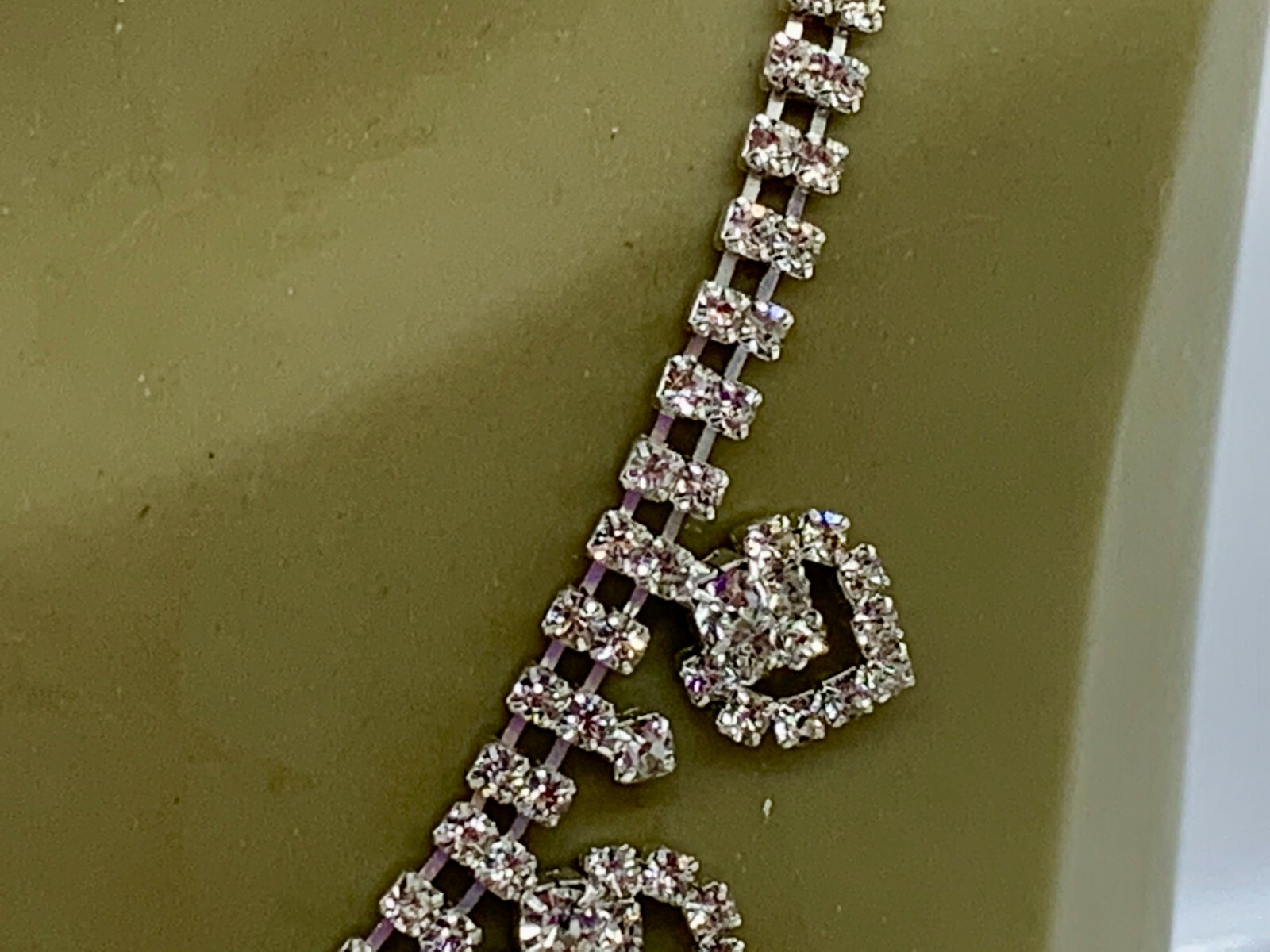 VINTAGE STYLE SILVER PLATED DIAMANTE HEART NECKLACE