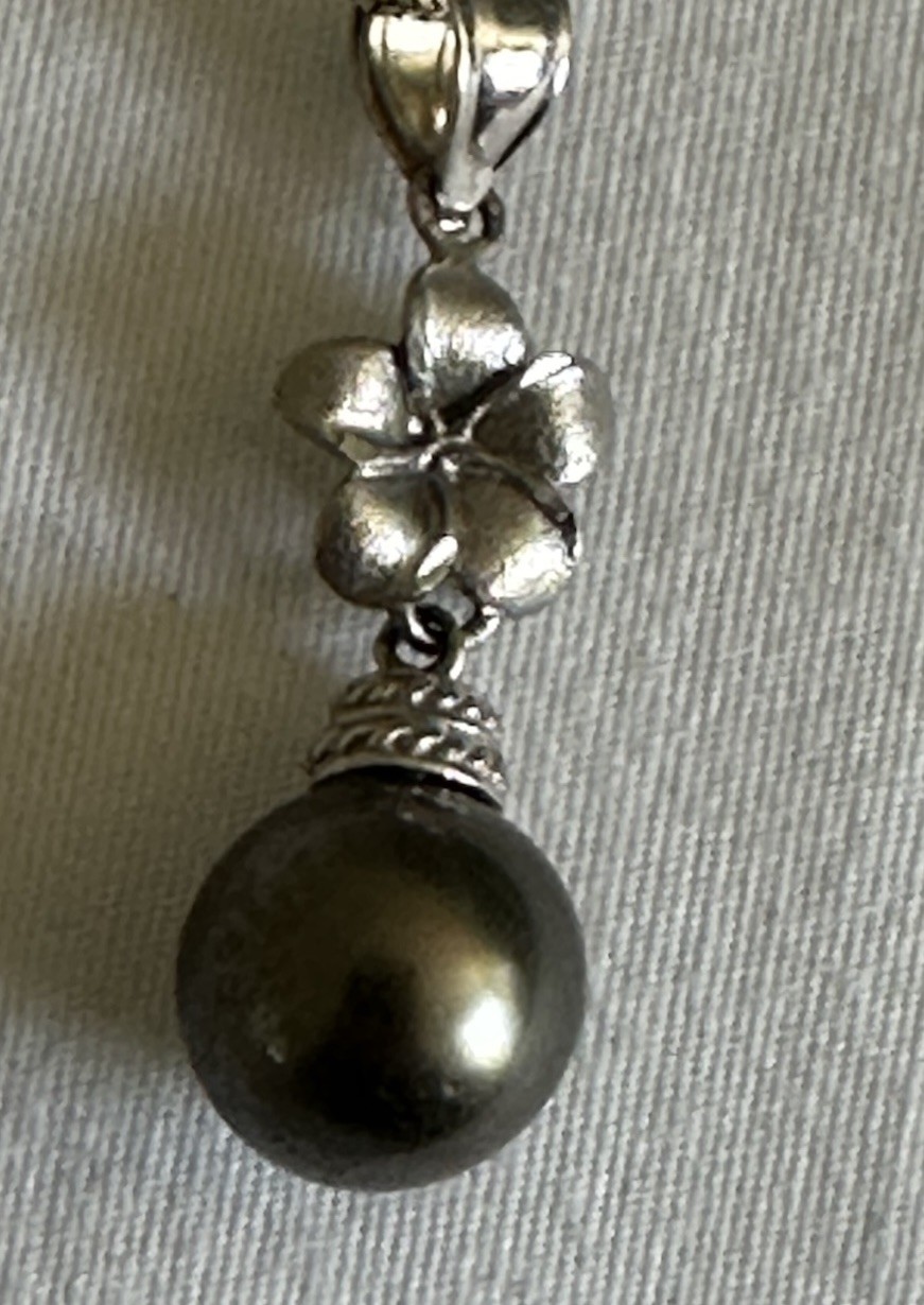 14K white gold plumeria 9mm Tahitian black pearl pendant 1.95g